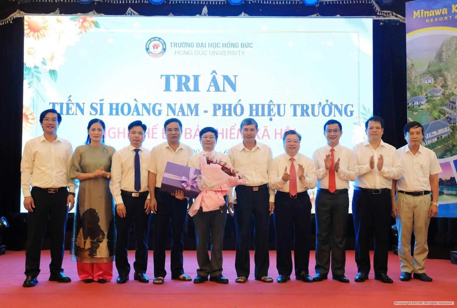 Trường Đại học Hồng Đức tổ chức tri ân TS. Hoàng Nam - Phó Hiệu trưởng Nhà trường về nghỉ chế độ bảo hiểm xã hội